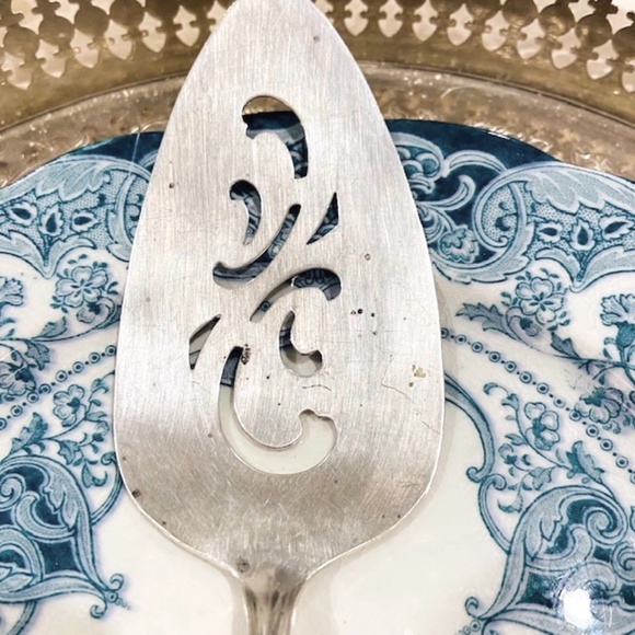 O3- Vintage 1951 Wm Rogers Silverplate Cake Pie Server Magnolia Pattern - Picture 7 of 10